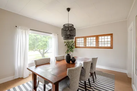 Dining area — Manito Bungalow
