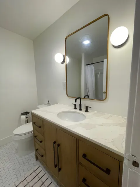 Full bathroom 1 — Manito Bungalow