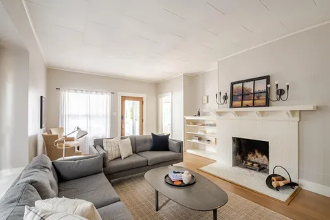 Living room 1 — Manito Bungalow
